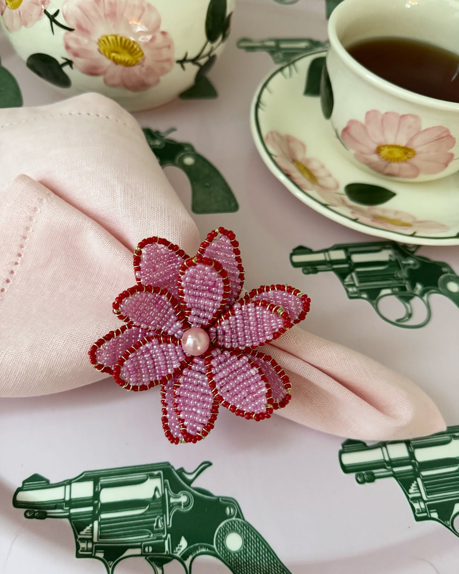 Bricka - Rosa Pistol Ø46cm