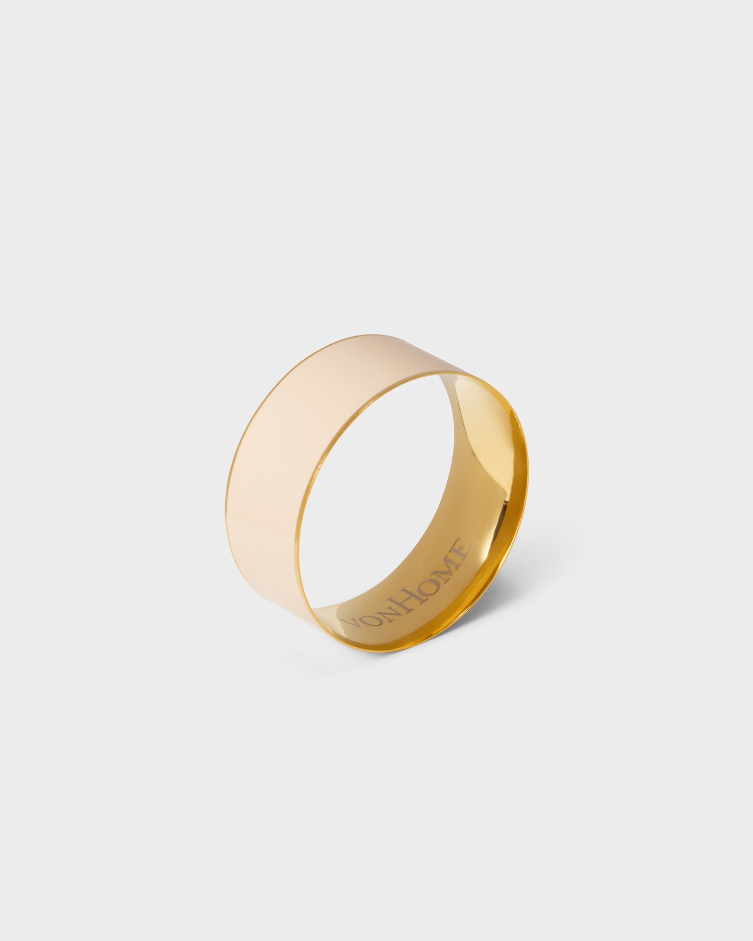 Beige emaljerad servettring i guld